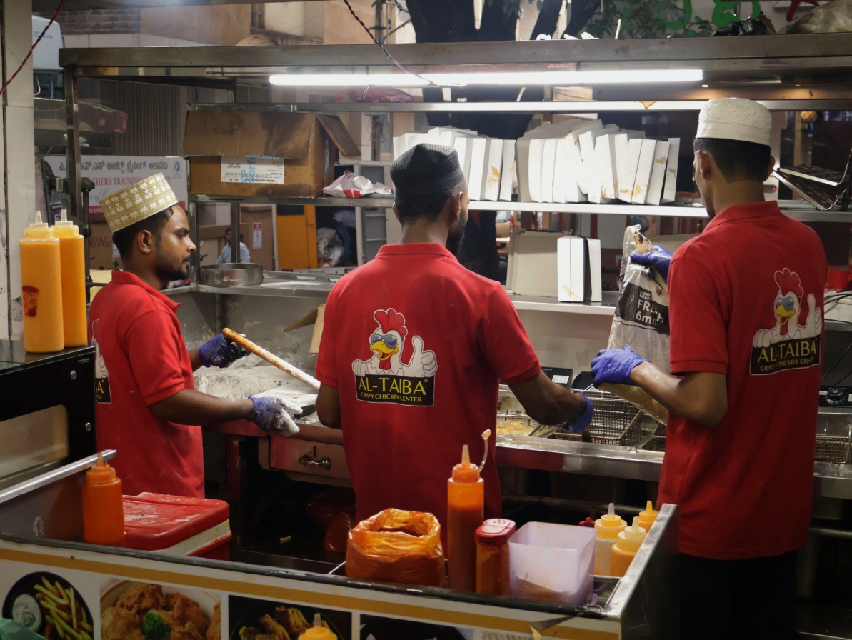 Al-Taiba Open Kitchen Cooking Crispy Chicken